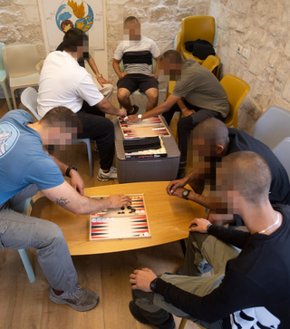 אסירים צעירים משוחררים מטופלים
