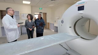 אורנה וזהר נחום במכון ה-PET-CT החדש עם ד"ר איליה רייזברג, מנהל רפואה גרעינית בבית החולים הלל יפה 